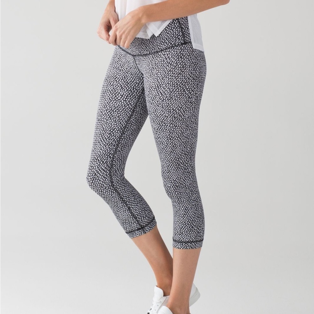 Lululemon Wunder Under Crop III Scatter Star Arctic Grey Black Size 10 Like New